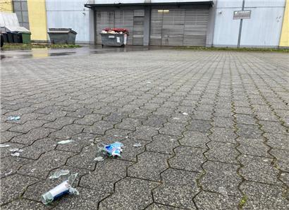Scherben liegen am 17. Februar 2022 auf einem Parkplatz nach einem Polizeieinsatz an einer Disko. 
