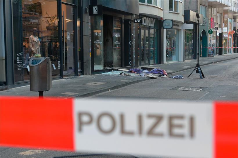 Scherben und Kleidungsstücke liegen vor einem Geschäft in der Ehrenstraße in Köln. Am frühen Mittwochmorgen hatte es in der Innenstadt erneut eine Explosion gegeben.
