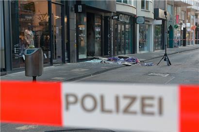 Scherben und Kleidungsstücke liegen vor einem Geschäft in der Ehrenstraße in Köln. Am frühen Mittwochmorgen hatte es in der Innenstadt erneut eine Explosion gegeben.
