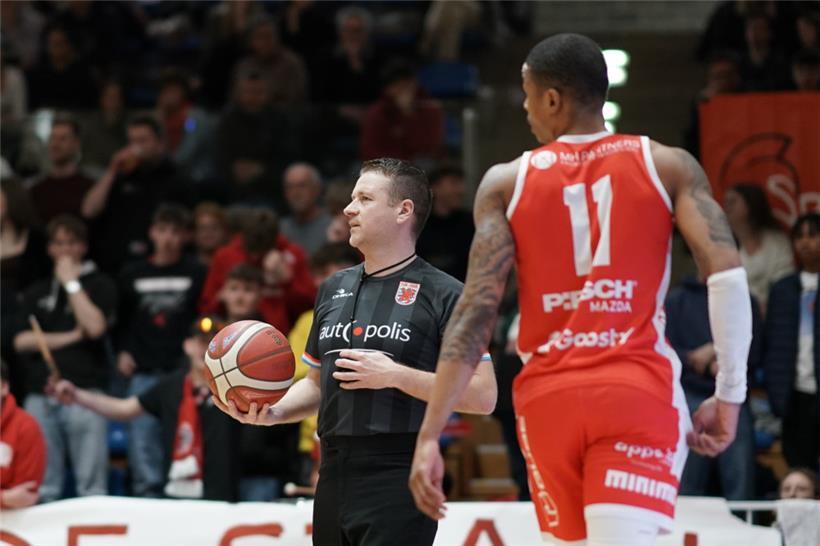 Schiedsrichter Marc Mouton hat bereits mehr als 2.200 Spiele im luxemburgischen Basketball geleitet 
