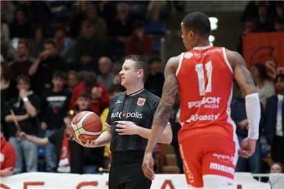 Schiedsrichter Marc Mouton hat bereits mehr als 2.200 Spiele im luxemburgischen Basketball geleitet 
