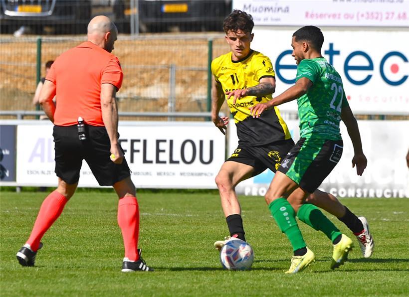 Schiedsrichter Rodrigues hatte einen sehr klaren Blick auf dieses Duell
