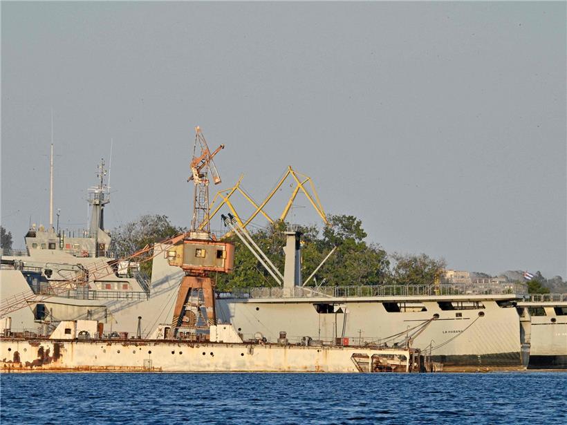 Kubanische Küstenwache Schiffe im Hafen von Havanna bei klarem Himmel und ruhigem Wasser