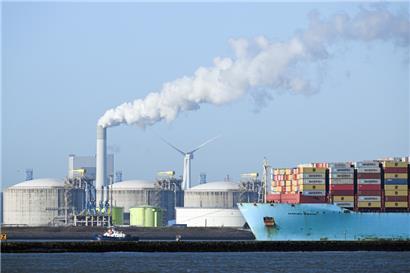  Schiffe fahren vor Lagertanks im LNG-Terminal in den Hafen von Rotterdam
