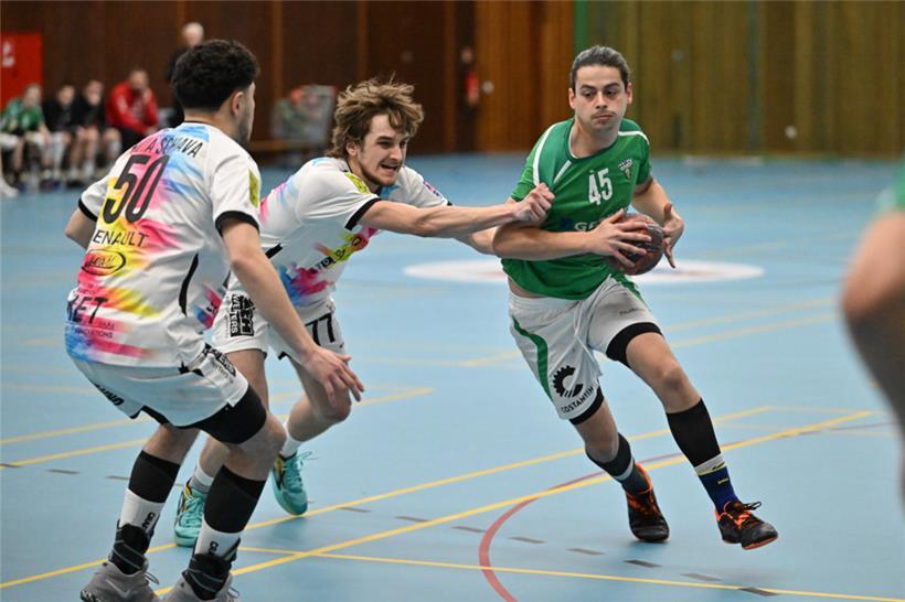 Schifflingens Daniel Elting (in Grün) war mit 13 Toren der beste Schütze der Partie
