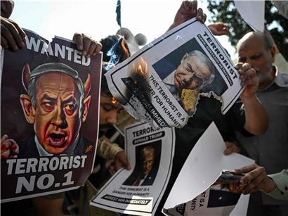 Rauchwolke nach Explosion in Teheran, Stadtbild mit zerstörtem Gebäude und dramatischer Atmosphäre