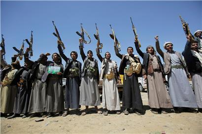Schiitische Stammesangehörige heben ihre Waffen während einer Stammesversammlung zur Unterstützung der Huthi-Rebellen. Im Jemen hat das von Saudi-Arabien angeführte Militärbündnis für zwei Wochen eine einseitige Waffenruhe angekündigt. 

