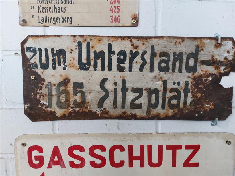 Schild aus dem Bunker, das im Museum zu sehen ist 
