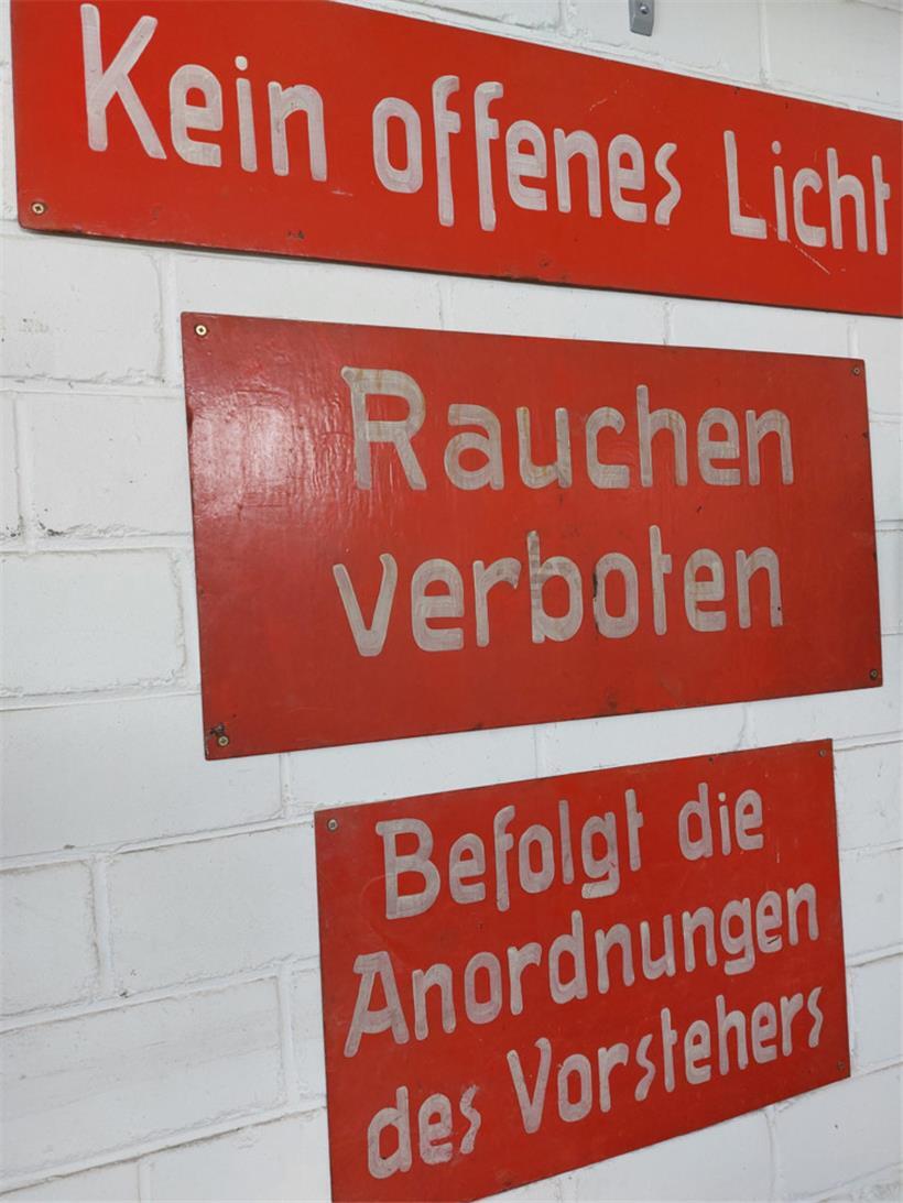 Schilder mit Anweisungen, die im Ernstfall befolgt werden mussten
