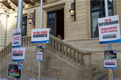 Schilder vor dem Luxemburger Parlament bei einer Protestaktion am 25. November 2021

