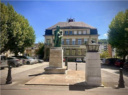 Joseph-Bech-Monument auf Schiltzenplatz, von Bürgern als zu groß und dominant für den öffentlichen Platz kritisiert