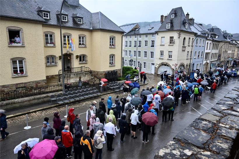 Schirme und Regenponchos bestimmten das Bild am Dienstag