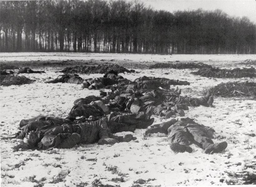 Schlachtfeld Ösling. Getötete Soldaten bei der Schlacht in den Ardennen.
