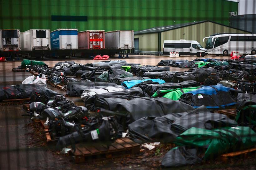 Schlauchboote und Außenbordmotoren, die von illegalen Migranten für die Überquerung des Ärmelkanals genutzt wurden, werden im Hafen von Dover gelagert
