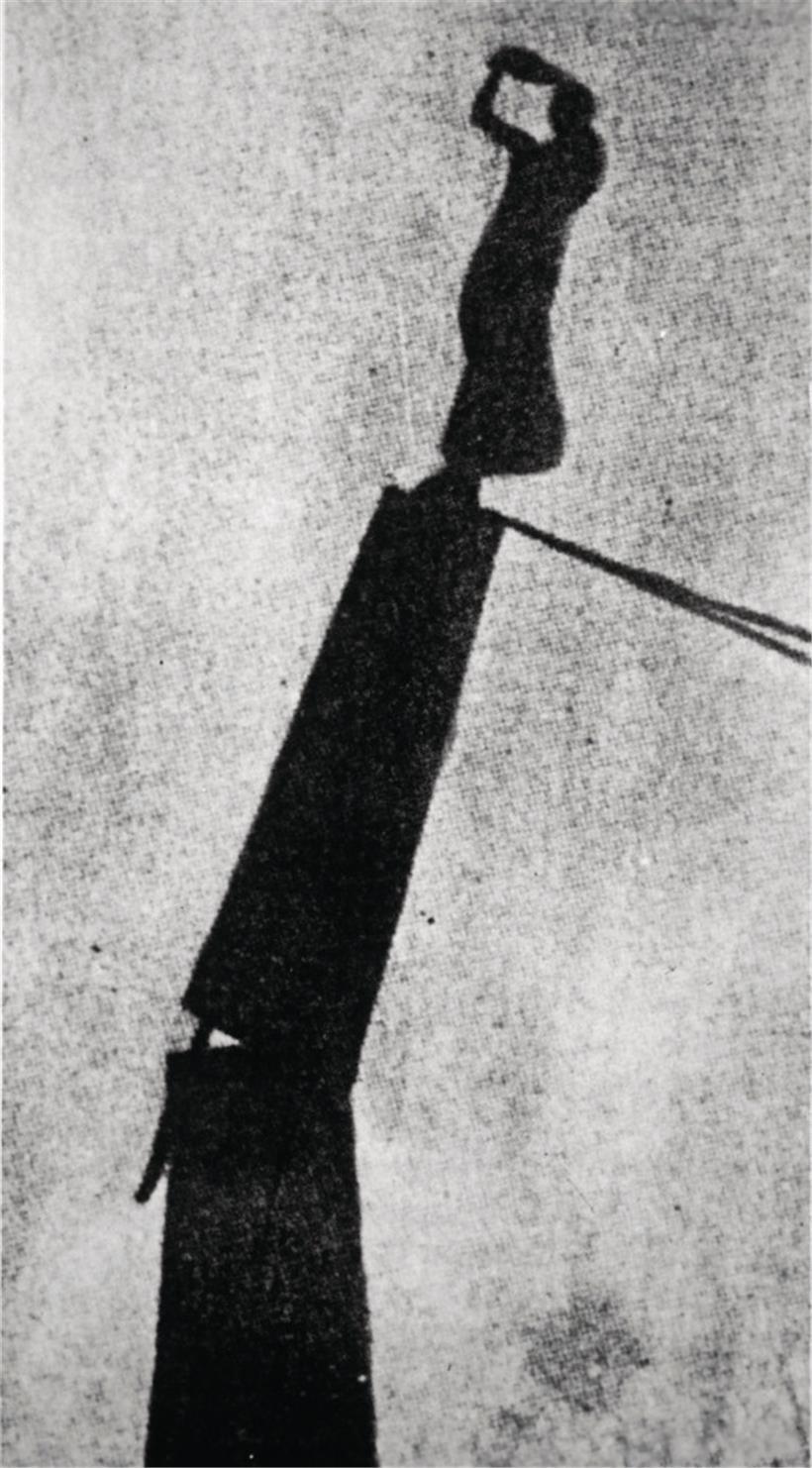 Schlechte Fotoqualität, aber klare Botschaft: Die „Gëlle Fra“ muss sich 1940 dem Nazi-Besatzer beugen
