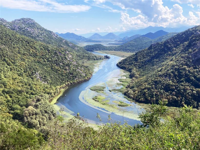 Schlechte geschützte Naturschönheit: der Crnojevica-Fluss beim Skadarsee in Montenegro
