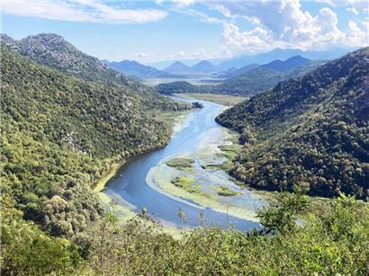 Schlechte geschützte Naturschönheit: der Crnojevica-Fluss beim Skadarsee in Montenegro
