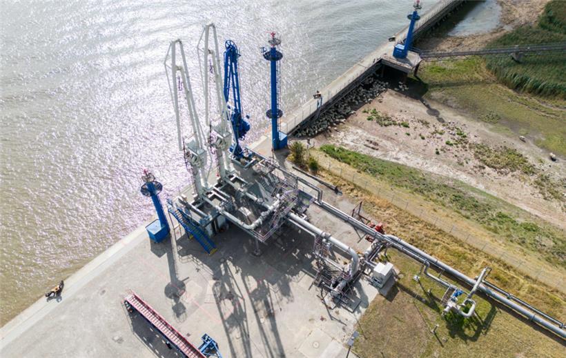 Schleswig-Holstein, Brunsbüttel: Löscharme und eine Pipeline sind an einem Terminal zum Entladen von Öl und Gas im Elbehafen zu sehen. An diesem Standort soll ein schwimmendes Terminal zum Entladen von LNG gebaut werden. Der katarische Energieriese Qatar Energy und Deutschland haben nach katarischen Angaben ein Gaslieferabkommen geschlossen. Das Emirat will bis zu zwei Millionen Tonnen…
