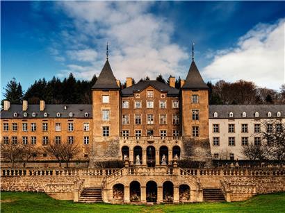 Schloss Ansembourg in Luxemburg, historische Renaissance-Architektur mit gepflegtem Park 