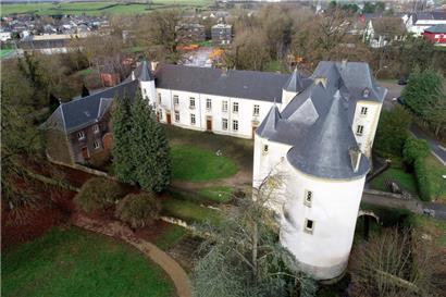 Schloss Sanem: In den braunen Teil links könnte das auch für die Öffentlichkeit zugängliche Restaurant der Hotel- und Tourismusschule kommen, in den weißen Teil Büros und Klassensäle und in den Park ein Neubau mit Küche und Vorratskammern

