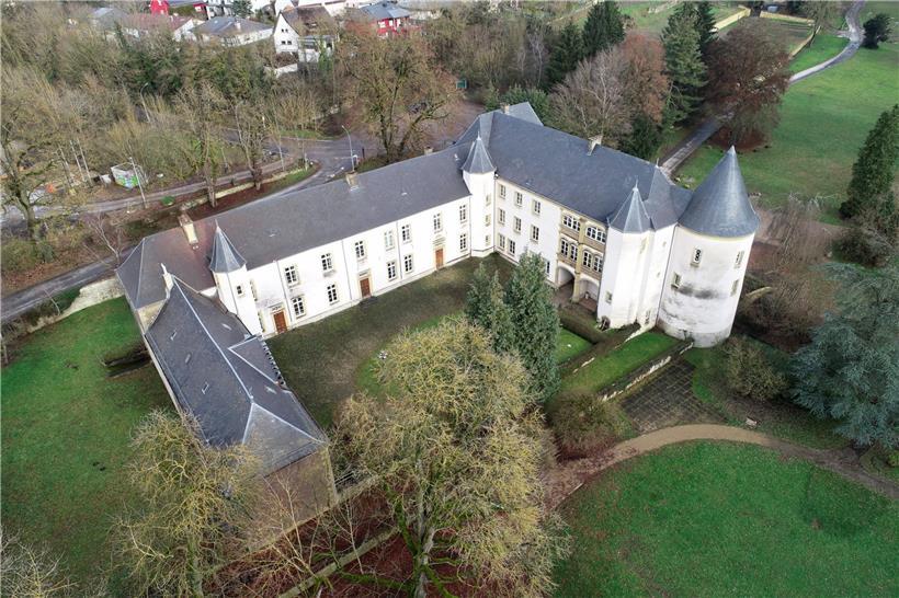 Schloss Sanem wird zur Hotelschule und bleibt mit seinen Grünanlagen der Öffentlichkeit zugänglich. Die Regierung meine es ernst, so Bildungsminister Claude Meisch. Er verhehlt nicht, dass Neubauten nötig sind, um das Projekt zu verwirklichen.
