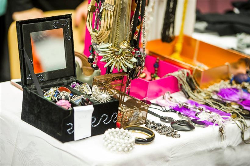 Schmuck, aber auch Schuhe und Kleider werden an den Ständen im ehemaligen Schlachthof angeboten
