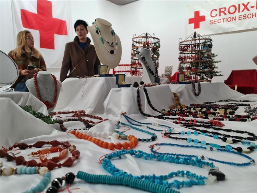 Schmuck und Weihnachtsdeko kamen auf dem Basar nicht zu kurz