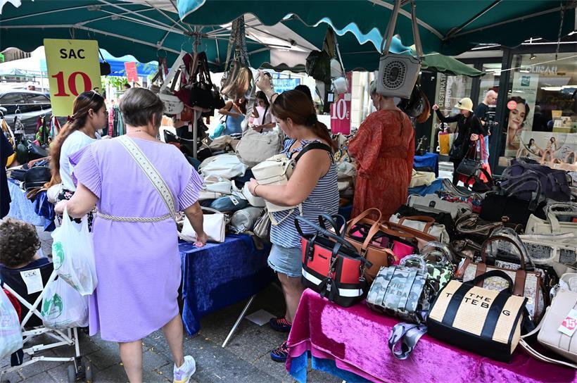 Schnäppchenjäger auf der Suche nach schönen Handtaschen