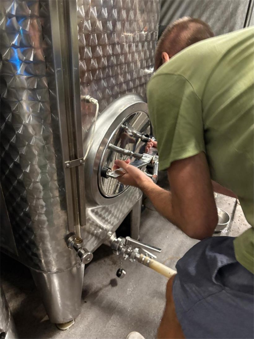 Schnell die Tür vom Fass einsetzen, bevor der Most den Abfluss hinunterläuft