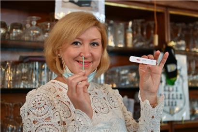 Schnelltests kann man auch in den Gaststätten machen lassen; in der Hauptstadt zudem gratis in den meisten Apotheken
