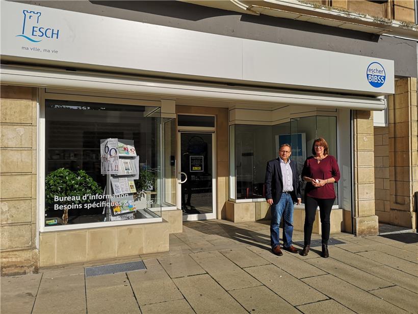 Schöffe Andé Zwally und Leiterin Romaine Wagner vor dem Escher „Bibss“
