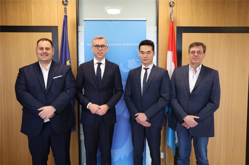 Schöffe Pol Thomé (LSAP), Innenminister Léon Gloden (CSV), Bürgermeister Dali Zhu (DP), Schöffe Ari Arrensdorff („déi gréng“) (v.l.n.r.)
