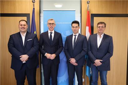 Schöffe Pol Thomé (LSAP), Innenminister Léon Gloden (CSV), Bürgermeister Dali Zhu (DP), Schöffe Ari Arrensdorff („déi gréng“) (v.l.n.r.)
