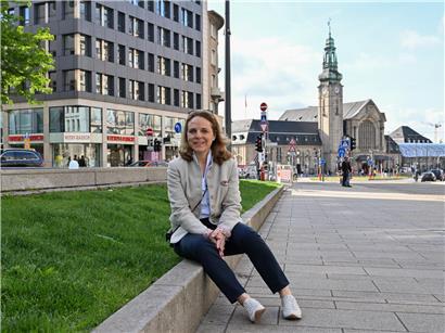 Schöffin Corinne Cahen (DP) spricht engagiert beim Bahnhofsviertel-Thema, hebt sich von blau-schwarzer Mehrheit ab