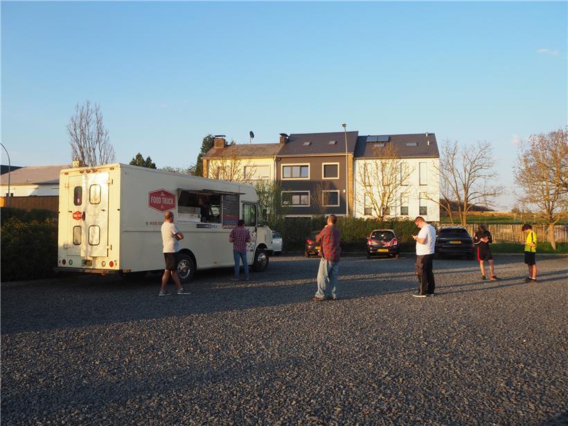 Schön Abstand halten: Das gilt auch für die Kunden der Food Truck Company in Wickringen
