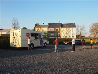 Schön Abstand halten: Das gilt auch für die Kunden der Food Truck Company in Wickringen
