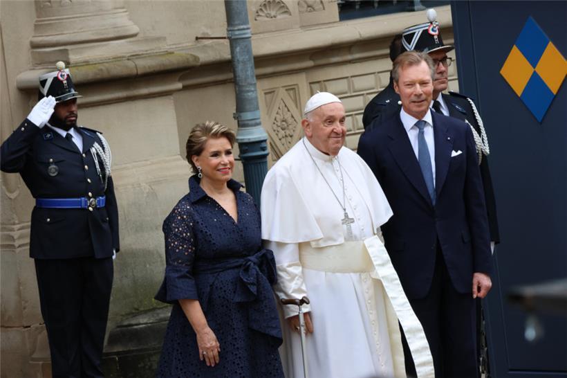 Schön war’s: Das großherzogliche Paar und Papst Franziskus im September des vergangenen Jahres vor dem Palais

