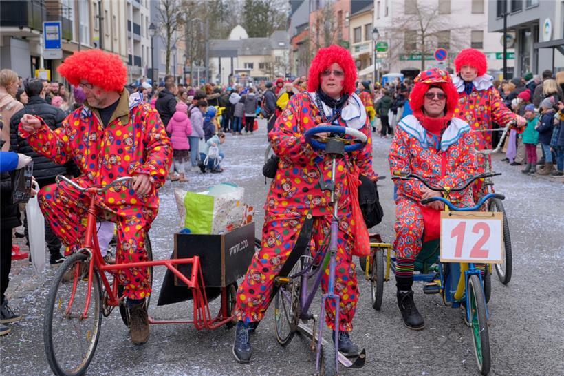 Schön, wenn das Haar bei den bunten Anzug und das Fahrrad passt