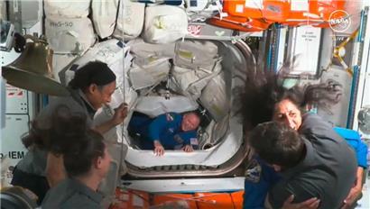 „Schön, wieder hier zu sein“: Astronaut Butch Wilmore bei seiner dritten Ankunft auf der ISS
