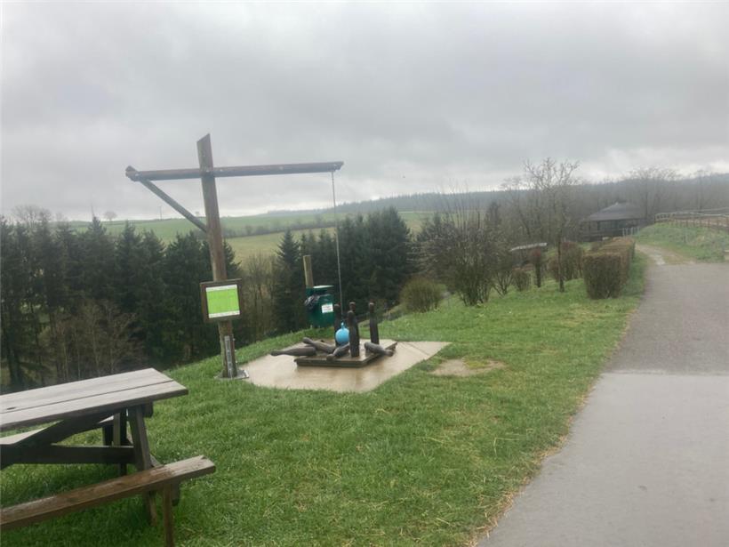 Schöne Plätze zum Rasten: Ganz im Hintergrund ist das Bienenhaus, in dem zwölf V...