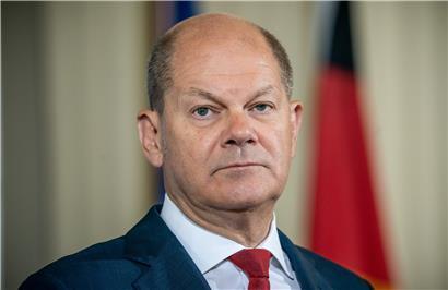 Scholz soll zwar nicht als Obergenosse taugen, wohl aber als Merkel-Nachfolger in der Berliner Regierungszentrale – darauf muss man auch erst mal kommen
