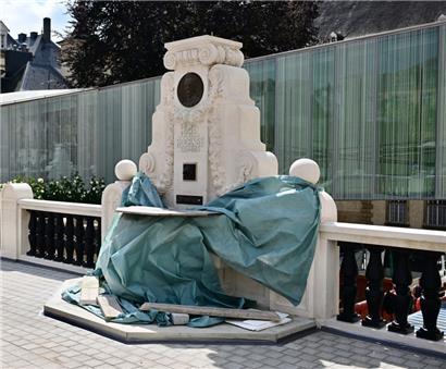 Schon am Dienstagmittag war alles so weit dafür bereit, dass die „Renert“-Statue wieder auf ihrem Sockel installiert werden kann
