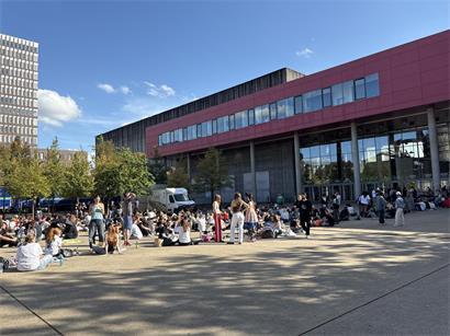 Schon am frühen Morgen bildet sich vor der Rockhal eine lange Schlange