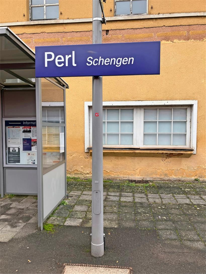 Schon der Bahnhof weist auf den Nachbar hin