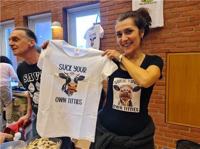 Schon der Journalist und Fernsehmoderator Robert Lembke sagte einst: „Es stimmt gar nicht, dass Kühe Milch geben. Die Bauern nehmen sie ihnen einfach weg.“
