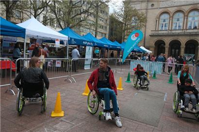 Schon die kleinste Kante kann für Rollstuhlfahrer zu einer störenden Hürde werden
