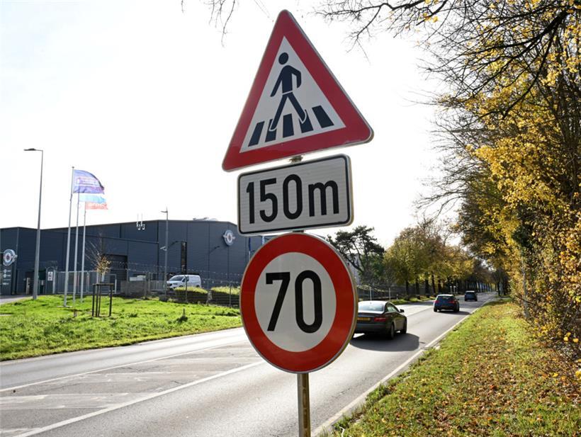 Schon einige Meter vor dem Zebrastreifen, an dem es vor knapp einem Jahr ein töd...