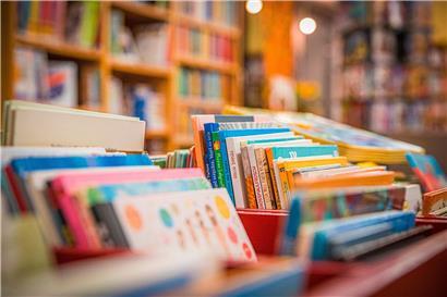 Schon einige Monate nach Beginn des Lockdowns tauchten die ersten Corona-Texte auf dem Büchermarkt auf. Jetzt sind es noch weitaus mehr.
