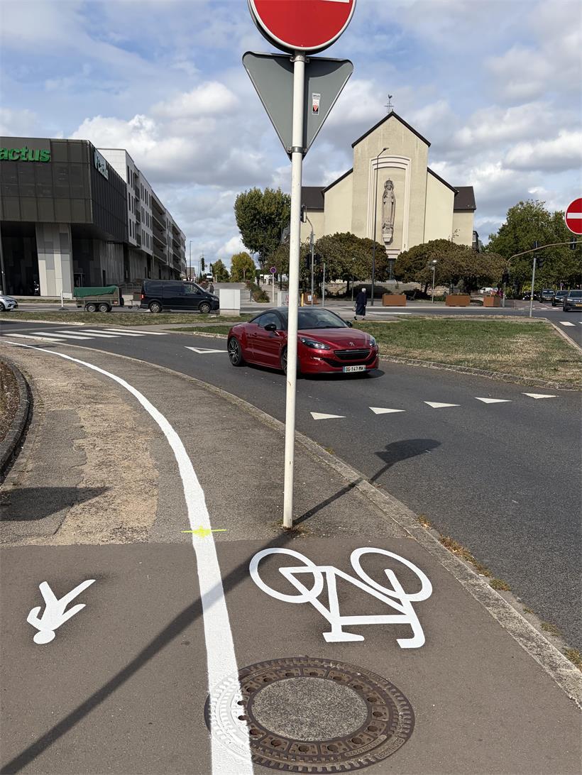 Besser Helm anziehen: Dieser Radweg in Esch ist ein echter Hindernis-Parcours Schon gleich zu Beginn taucht die erste Stolperfalle auf