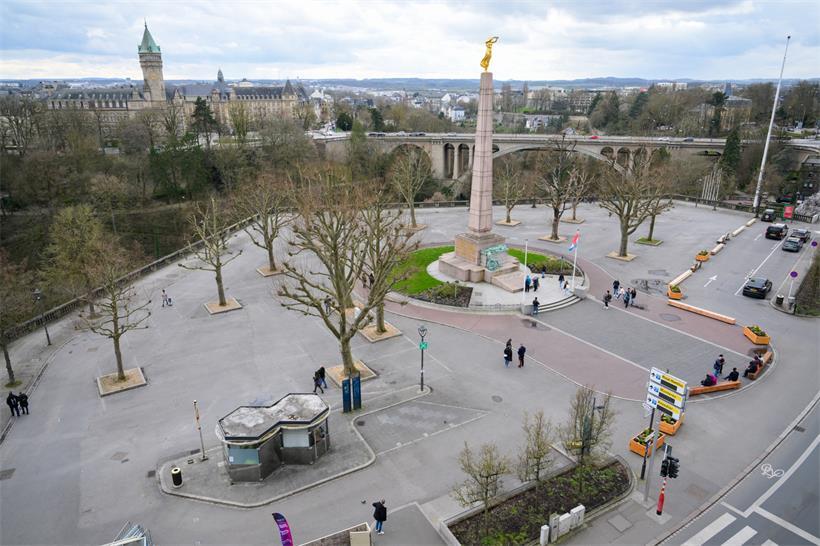 Schon jetzt sieht der Platz rund um das goldene Denkmal etwas anders aus: Die Parkplätze sind zum Großteil verschwunden und neue Bänke aus Holz wurden aufgestellt
